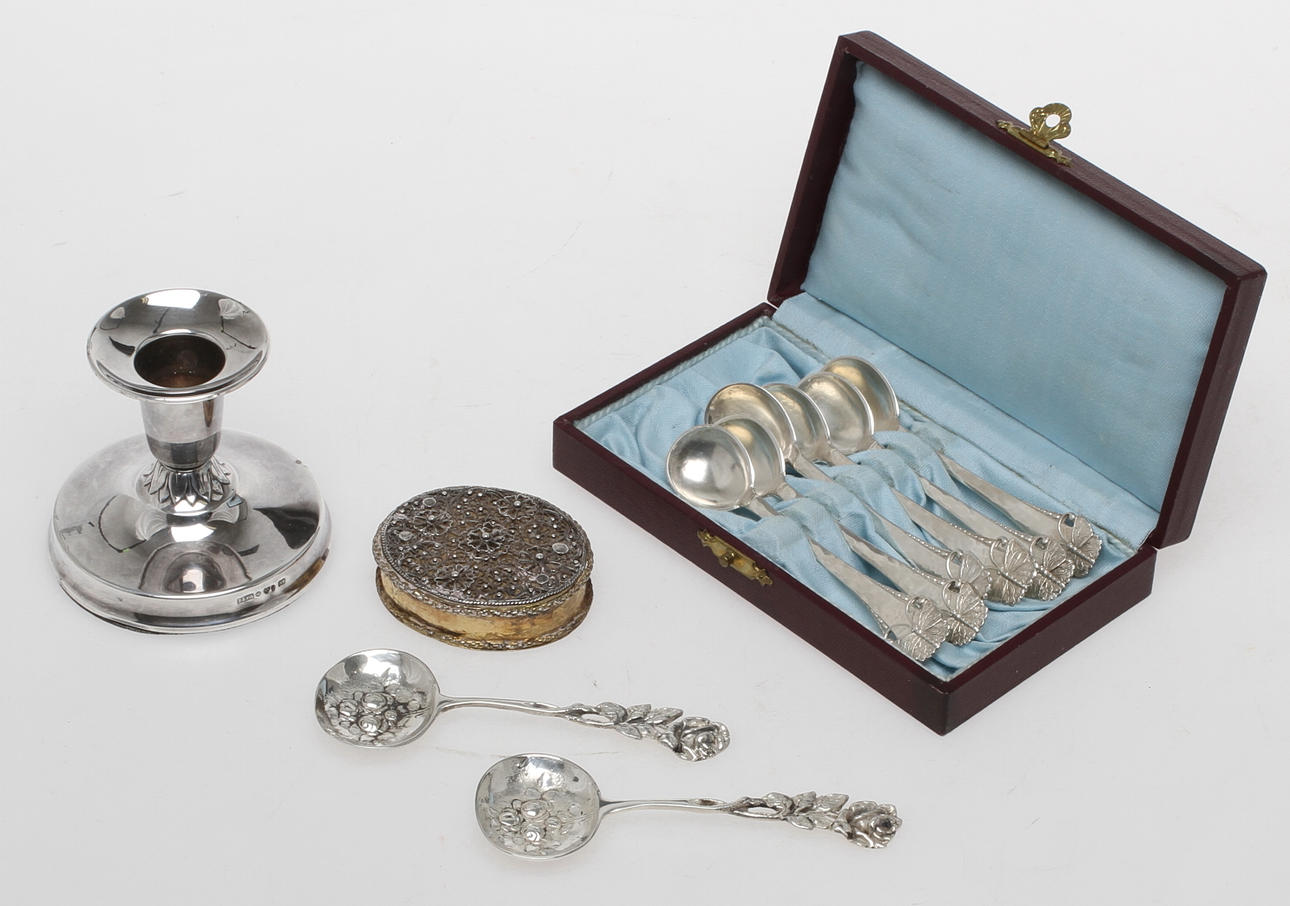 PARTI SILVER, 10 delar, Bland annat ljusstake, dosa, kaffeskedar. Vikt exklusive ljusstake 115 gram.