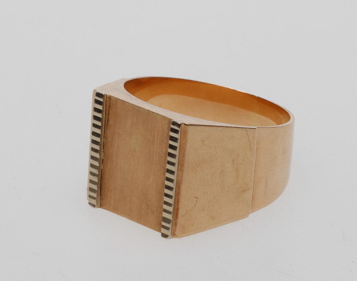 KLACKRING, 18k guld, vikt 9,2 gr.