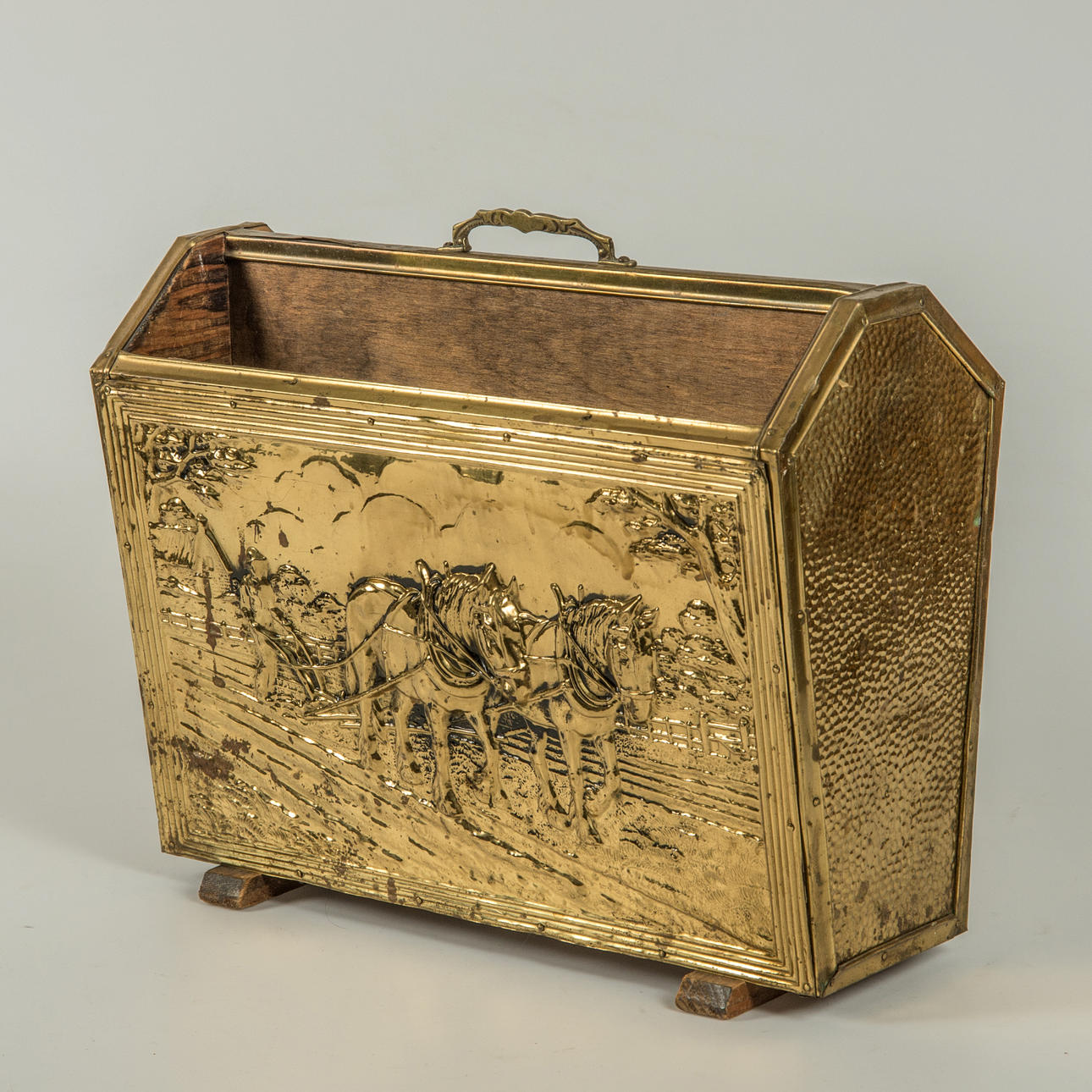 TIDNINGSKORG, mässing/trä.