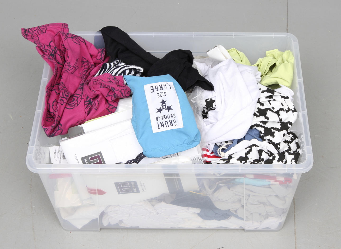 BARNKLÄDER, flickmodeller, ca 40 plagg, konkurs efter batinki.