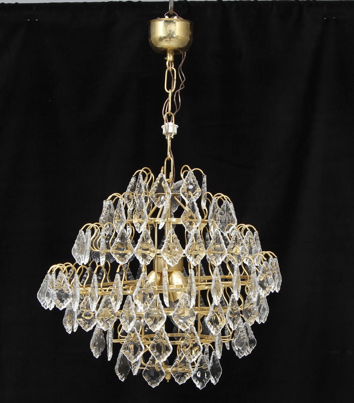 TAKLAMPA, med prismor, 1900-talets andra hälft, höjd utan kedja 40 cm.