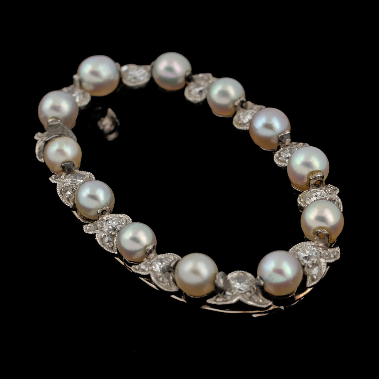 BROSCH, 18k guld med 12 diamanter och pärlor, 5,5 gram.