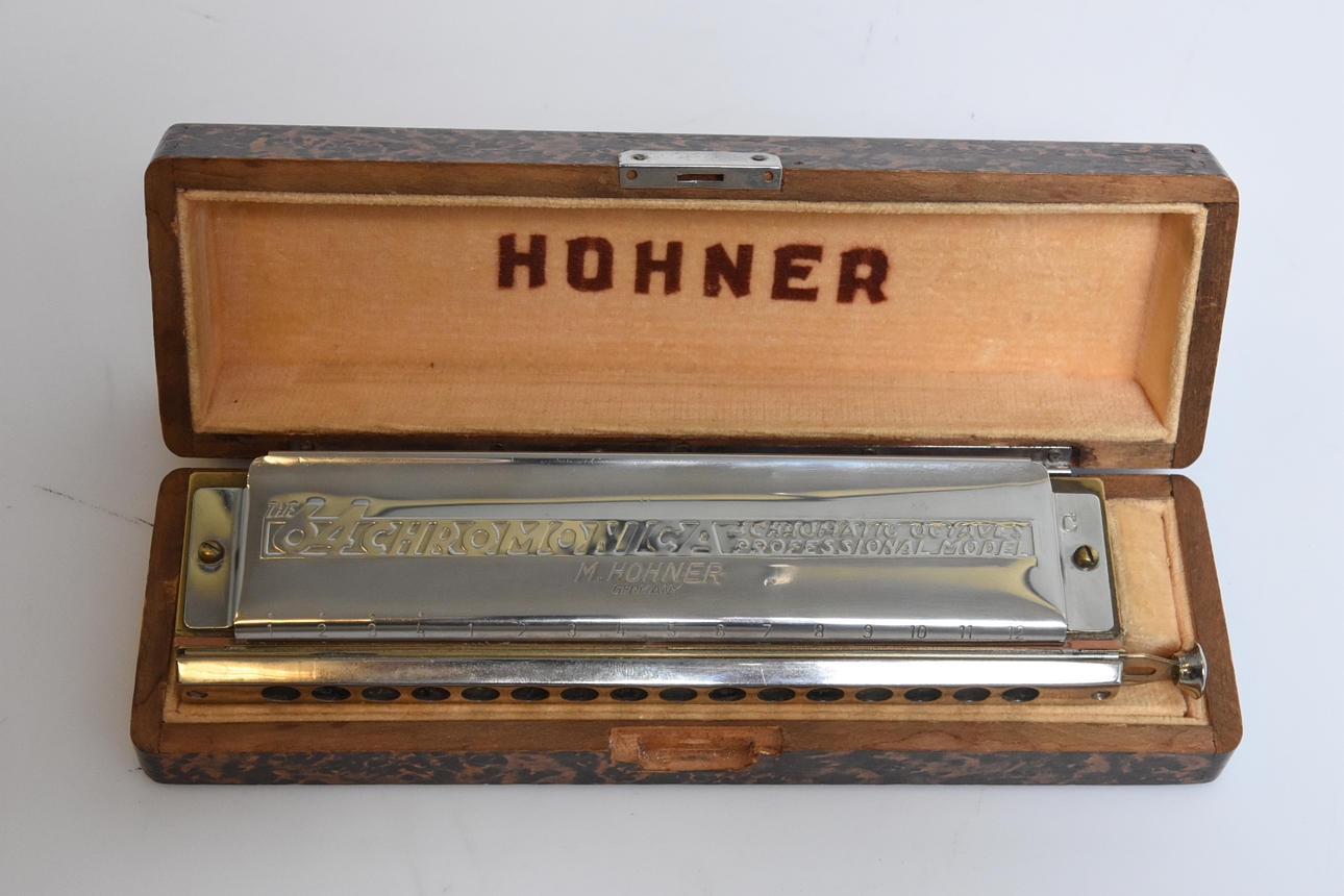 HARVARD, Hohner en el cofre del tesoro.
