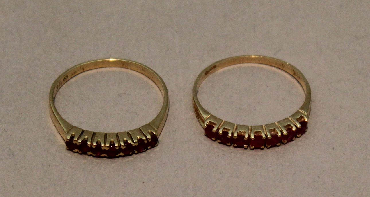 GULDRINGAR med röda stenar, 18K. (2). Totalvikt 3,4 gram.