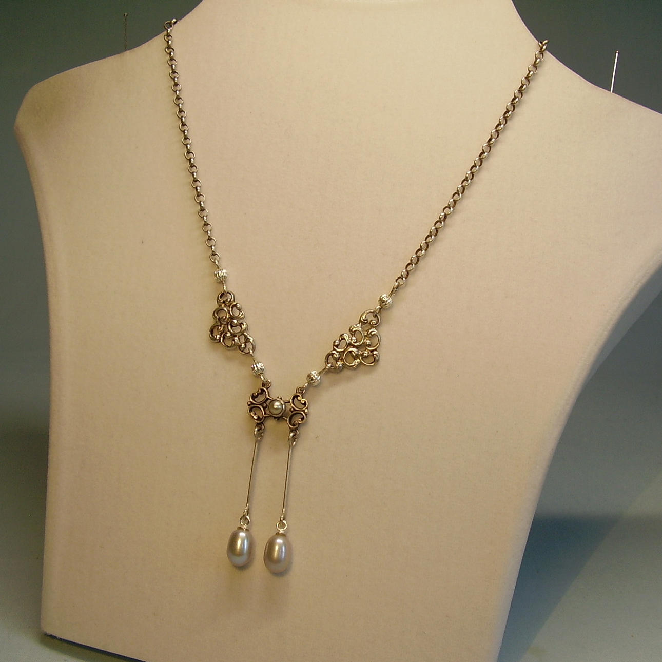 PÄRLHALSBAND SILVER ANTIK.