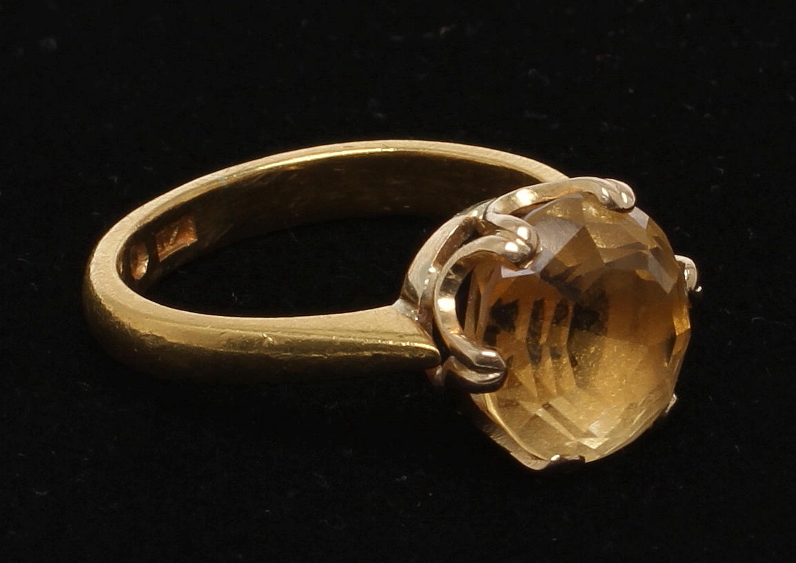 RING, 18 och 23k guld med citrin. Vikt 7,1 gram.