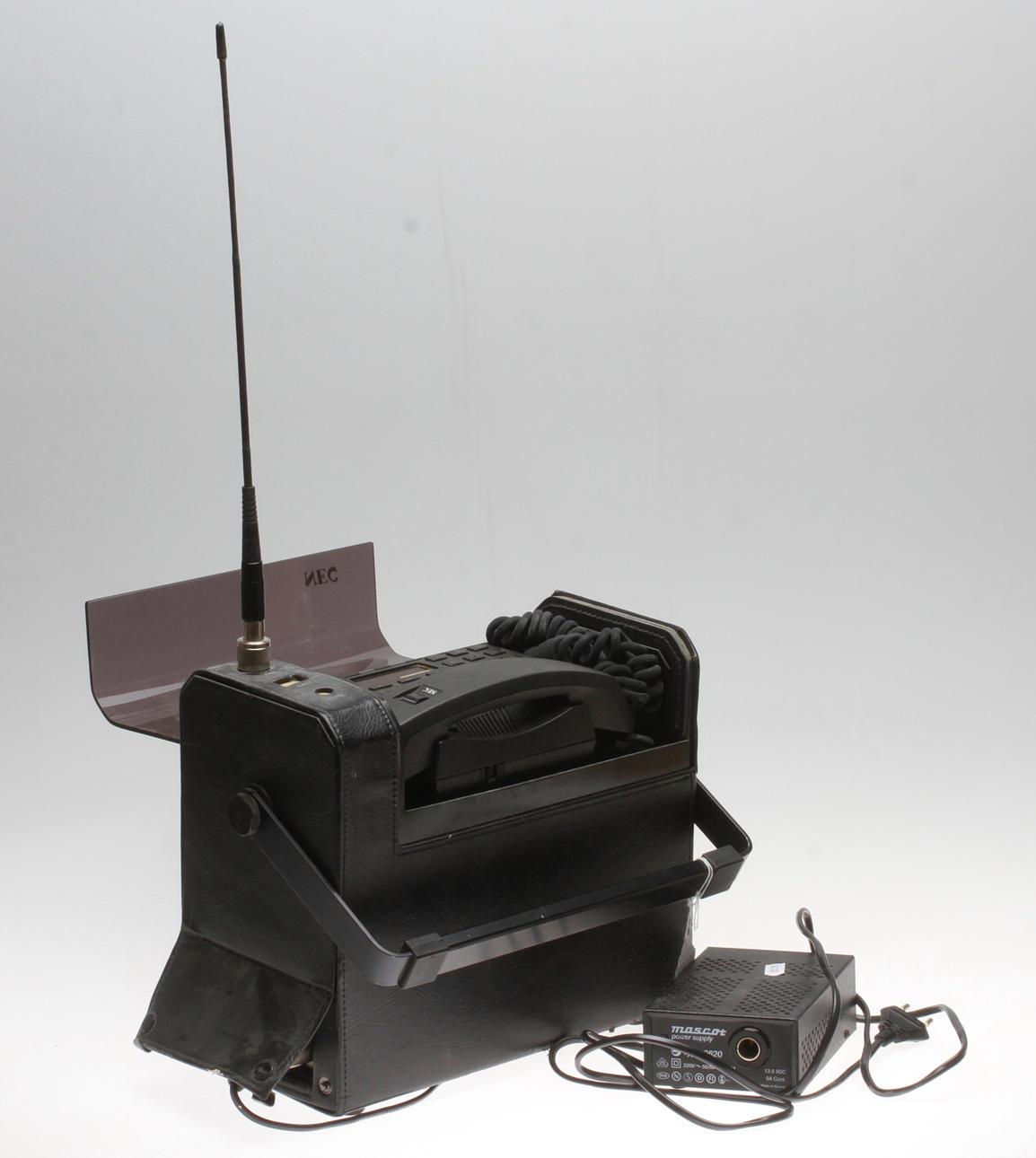 TELÉFONO MÓVIL, NEC, Japón, 1980.