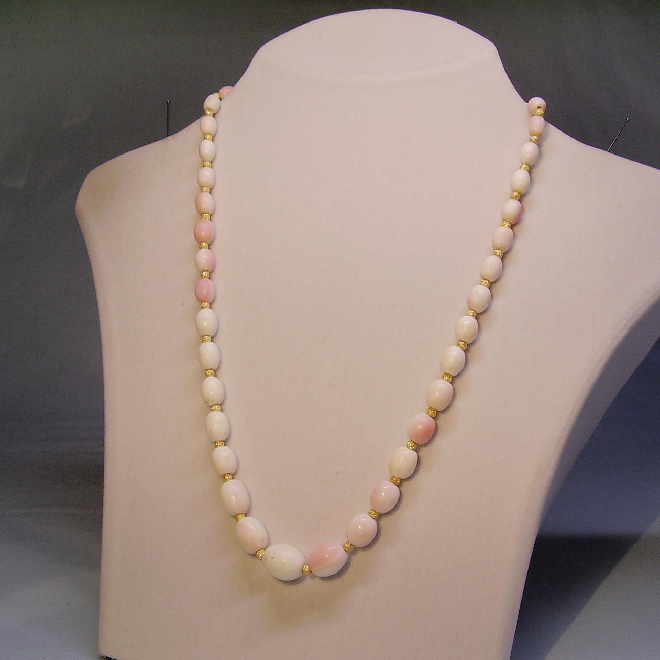 ENGELSHAUT-KORALLENKETTE ANTIK.