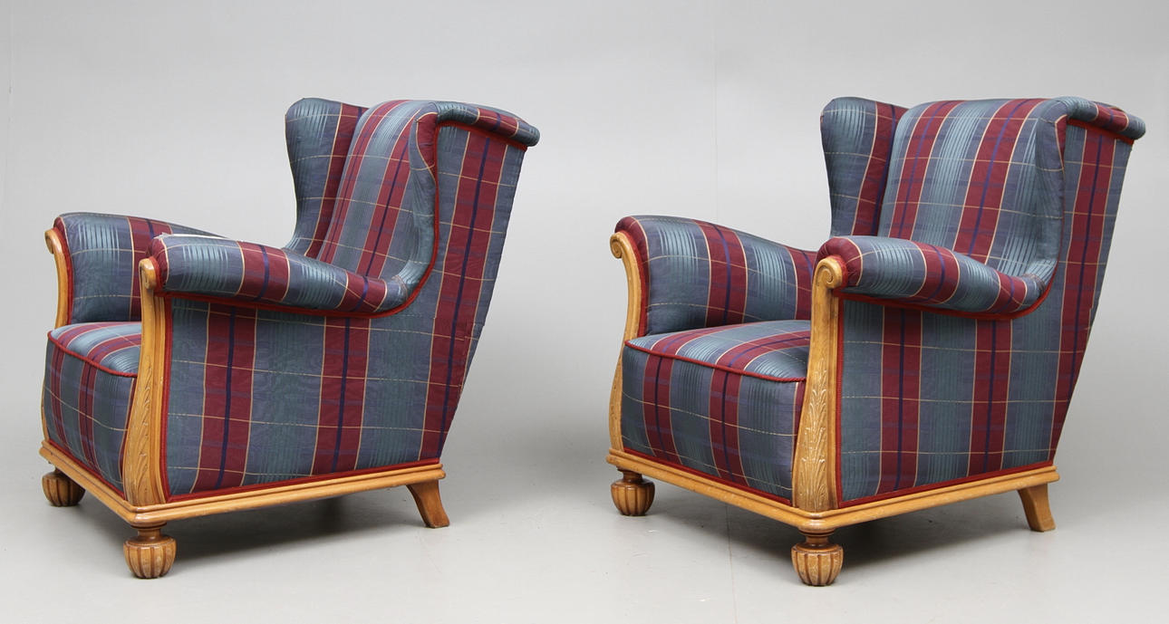 FÅTÖLJER, ett par, sk öronlappsmodell, 1940-tal.