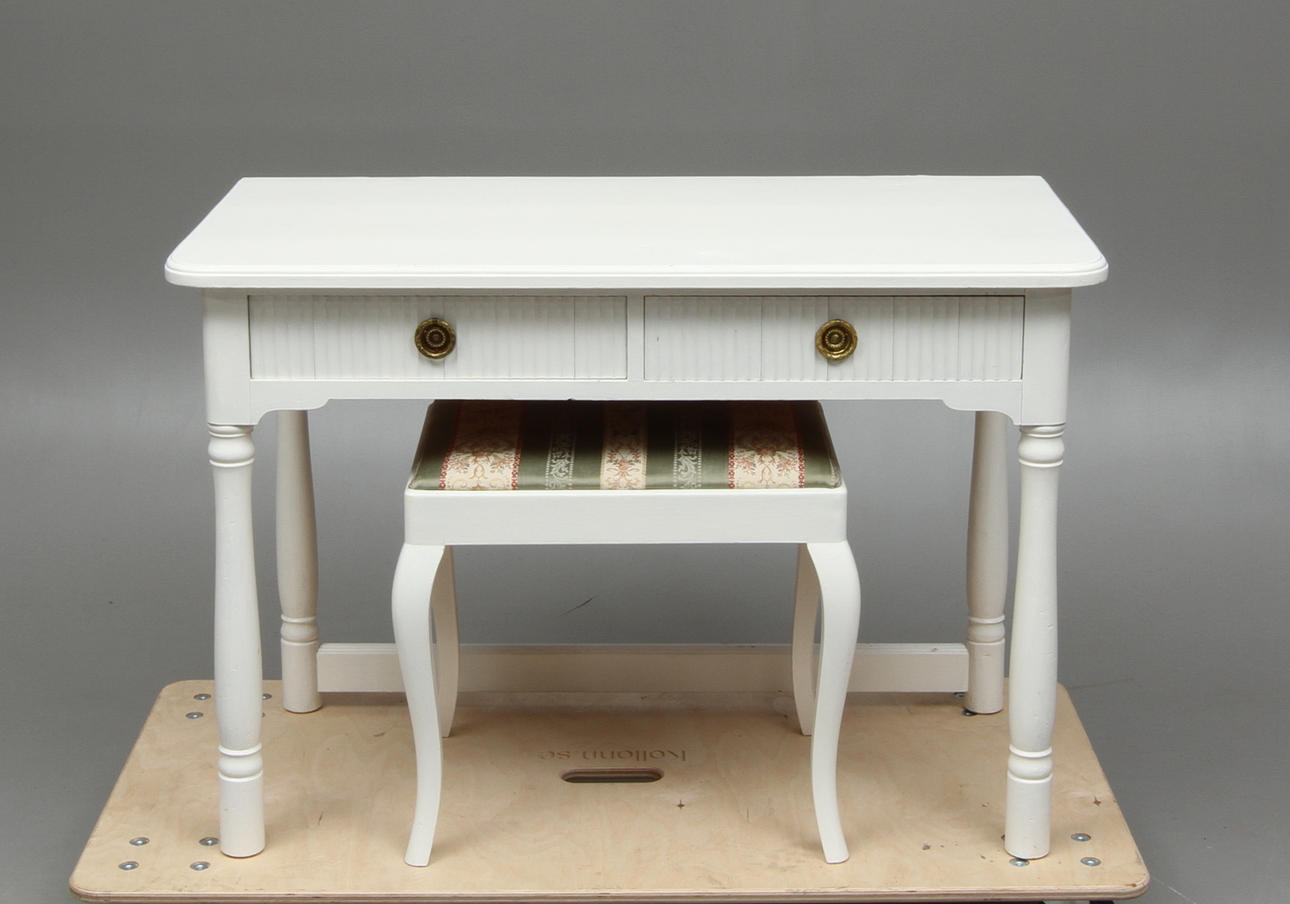 SKRIVBORD och PALL, vitmålade, 1900-tal.