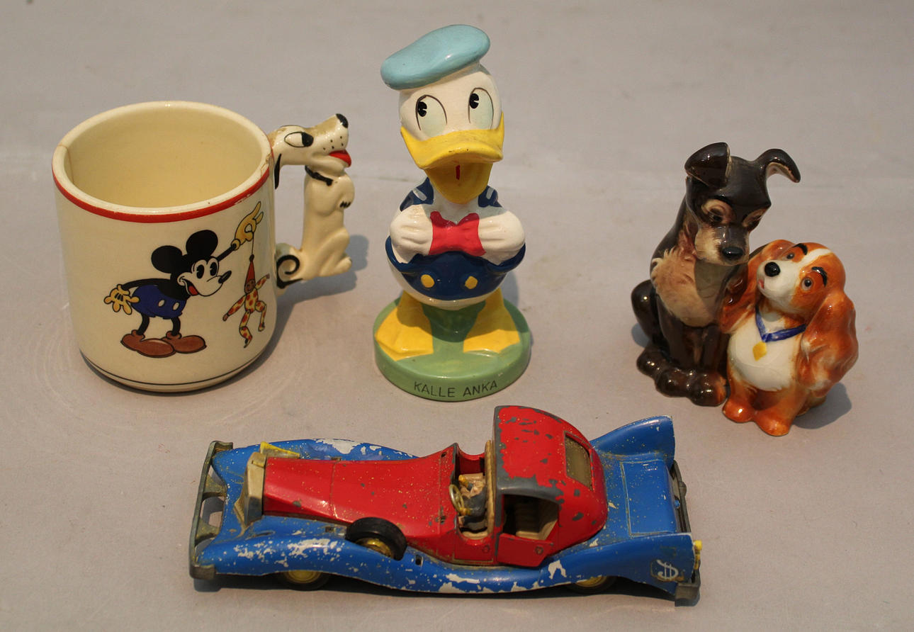 PARTI DISNEY porslin+leksaksbil (4). Bl a Goebel, Rörstrand etc.
