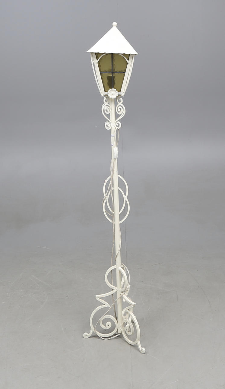 LÁMPARA DE PIE, en forma de farola, 1900.