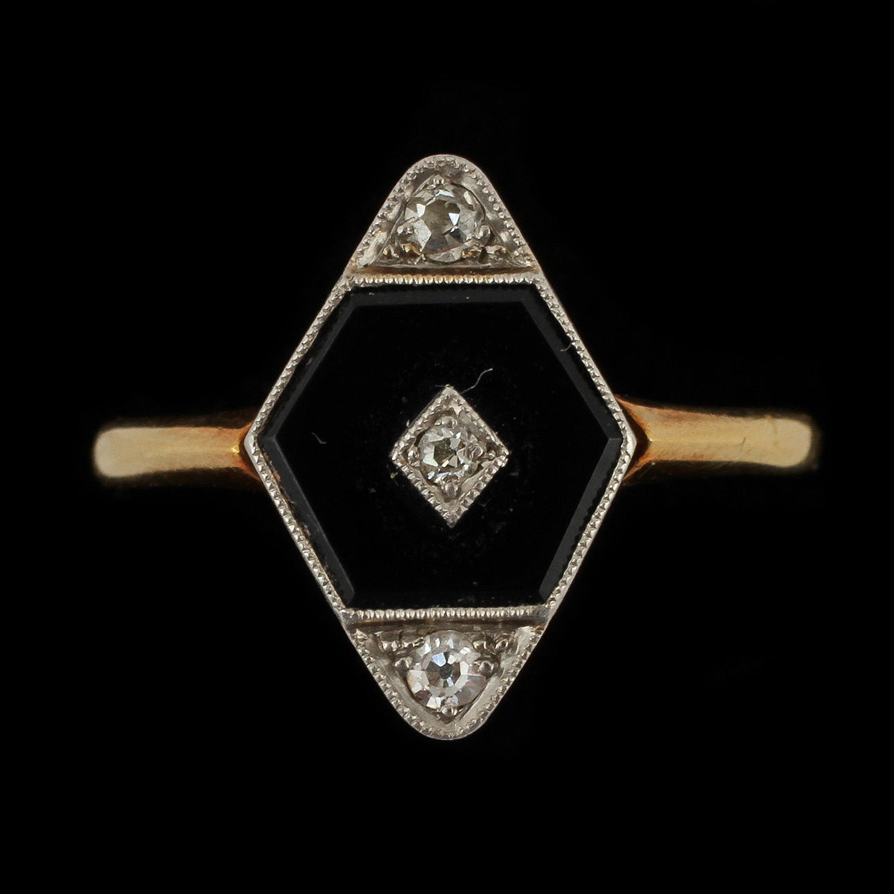 RING, guld 18K med 3 små diamanter och onyx. Art Deco.