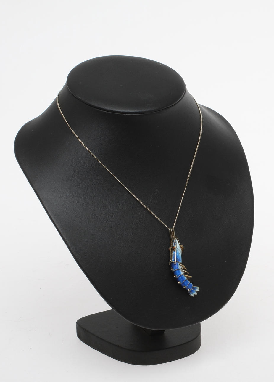 HÄNGE med kedja, silver och emalj. 1900-tal.