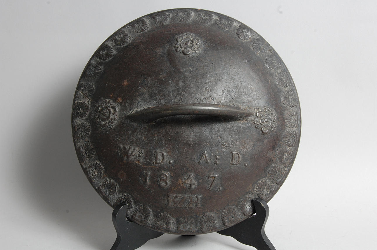 LOCK, gjutjärn, daterat 1847, Bruzaholms bruk.