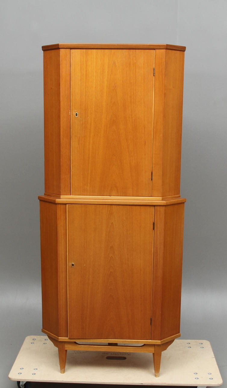 HÖRNSKÅP, 1900-tal.