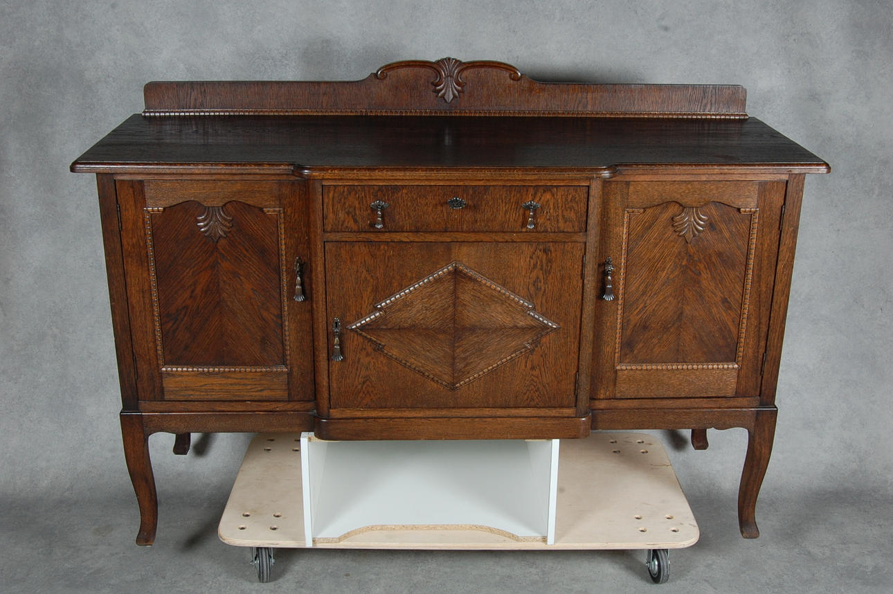 SKÄNK, med träskuren dekor, 1930-40-tal.