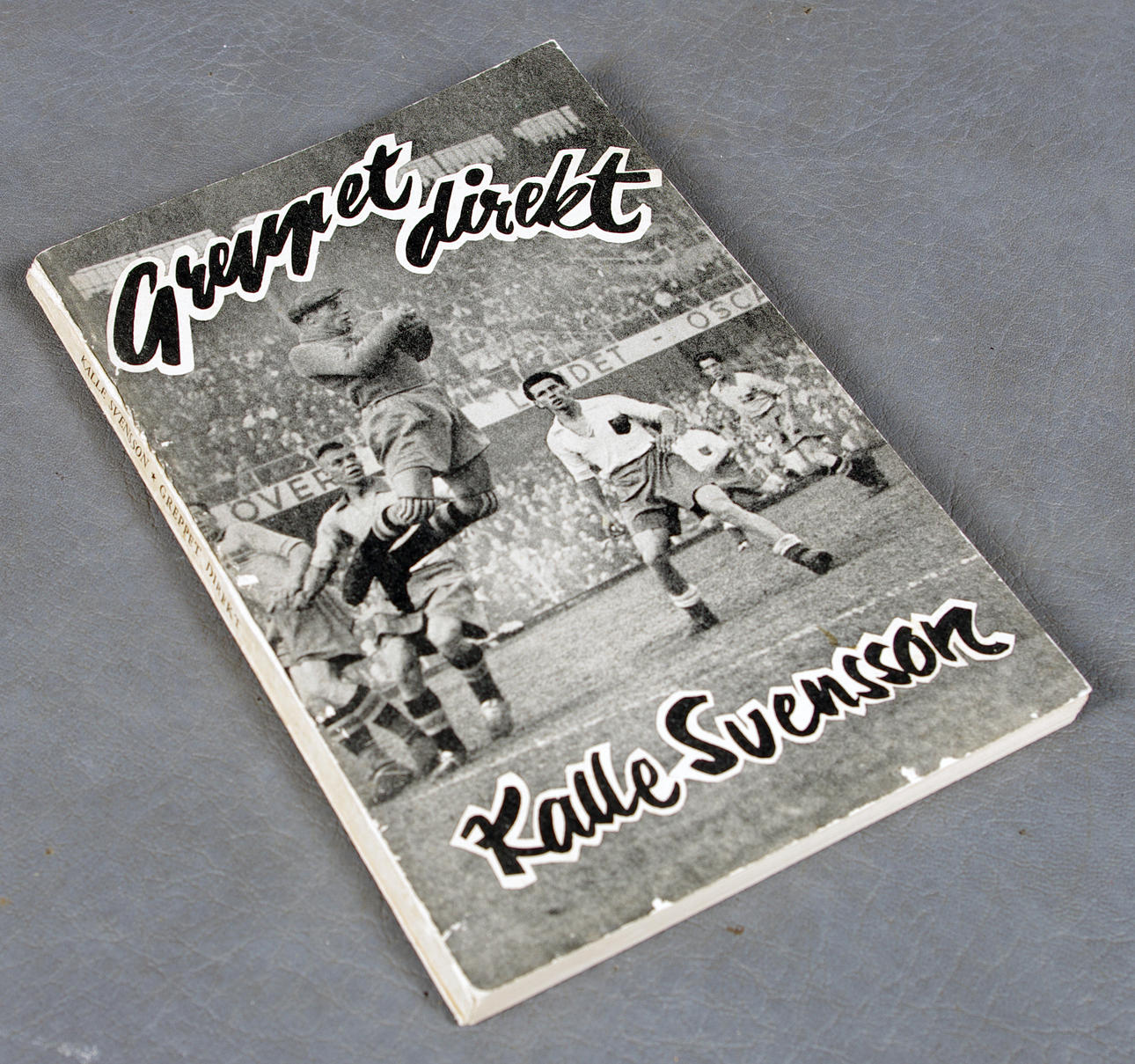 BOK, Greppet direkt, signerad av Kalle Svensson.