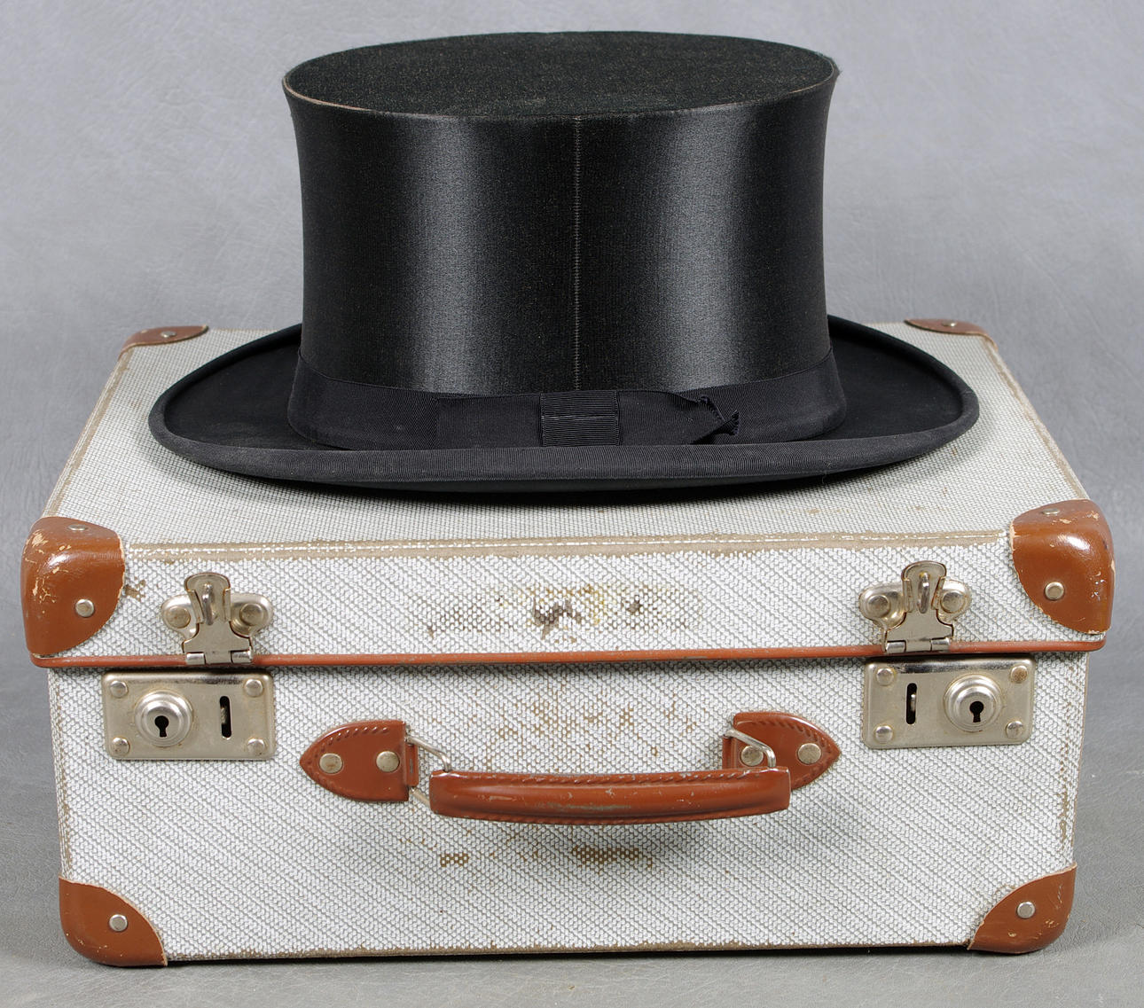 CHAPEAU-CLAQUE HATT hatt i väska.