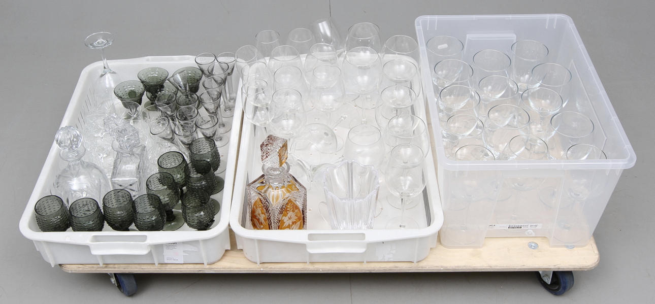 GLASFÖREMÅL, bland annat vinglas, karaffer med mera.
