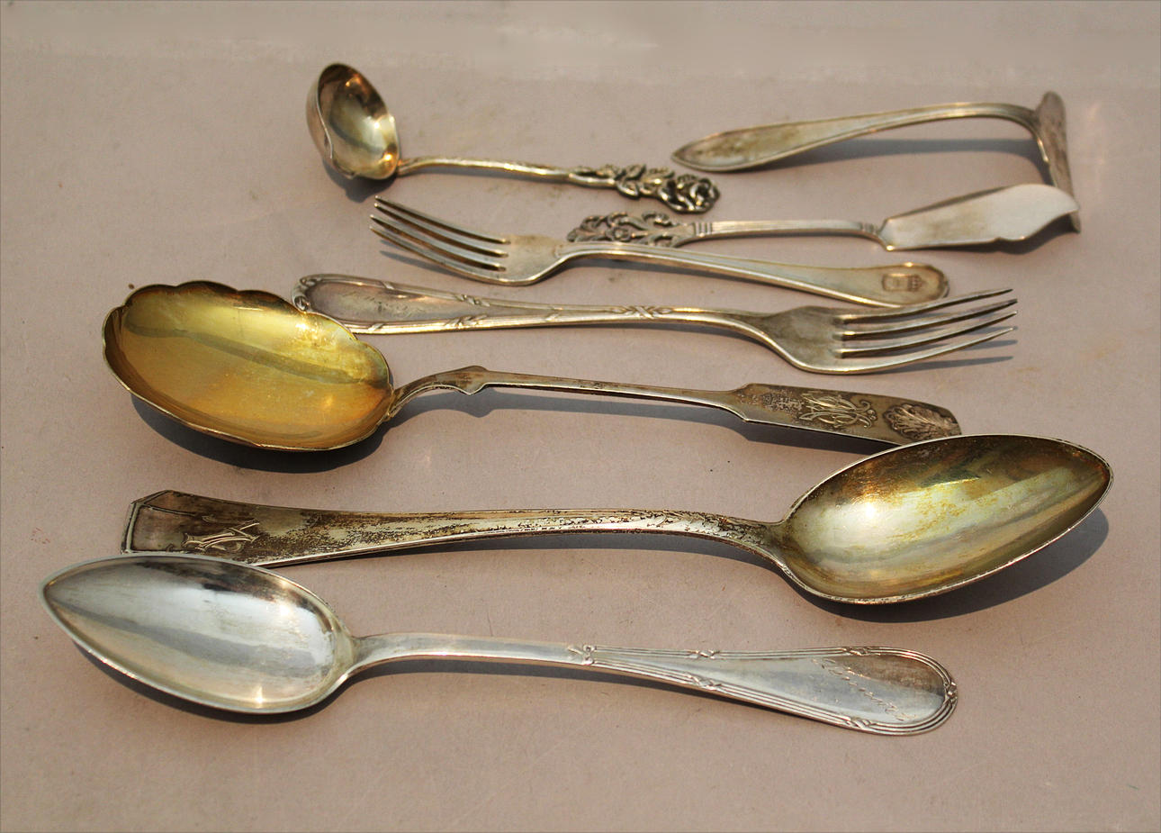 PARTI SILVER (8). Bl a flertal med svenska stämplar. Totalvikt 244 gram.