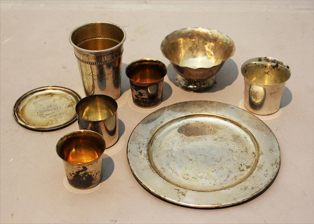 PARTI SILVER (9). Bl a 5 st bägare, 1 st skål och 2 fat. Totalvikt 355 gram.