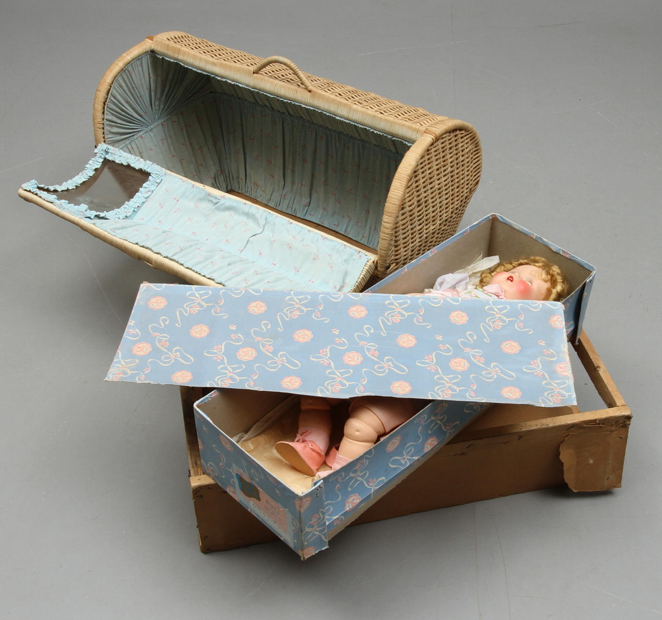 BLUNDDOCKA "JOLLY DOLL" Jolly Toys Inc. New York U.S.A. med originalklädsel i originalkartong samt korg för dockababy/husdjur?