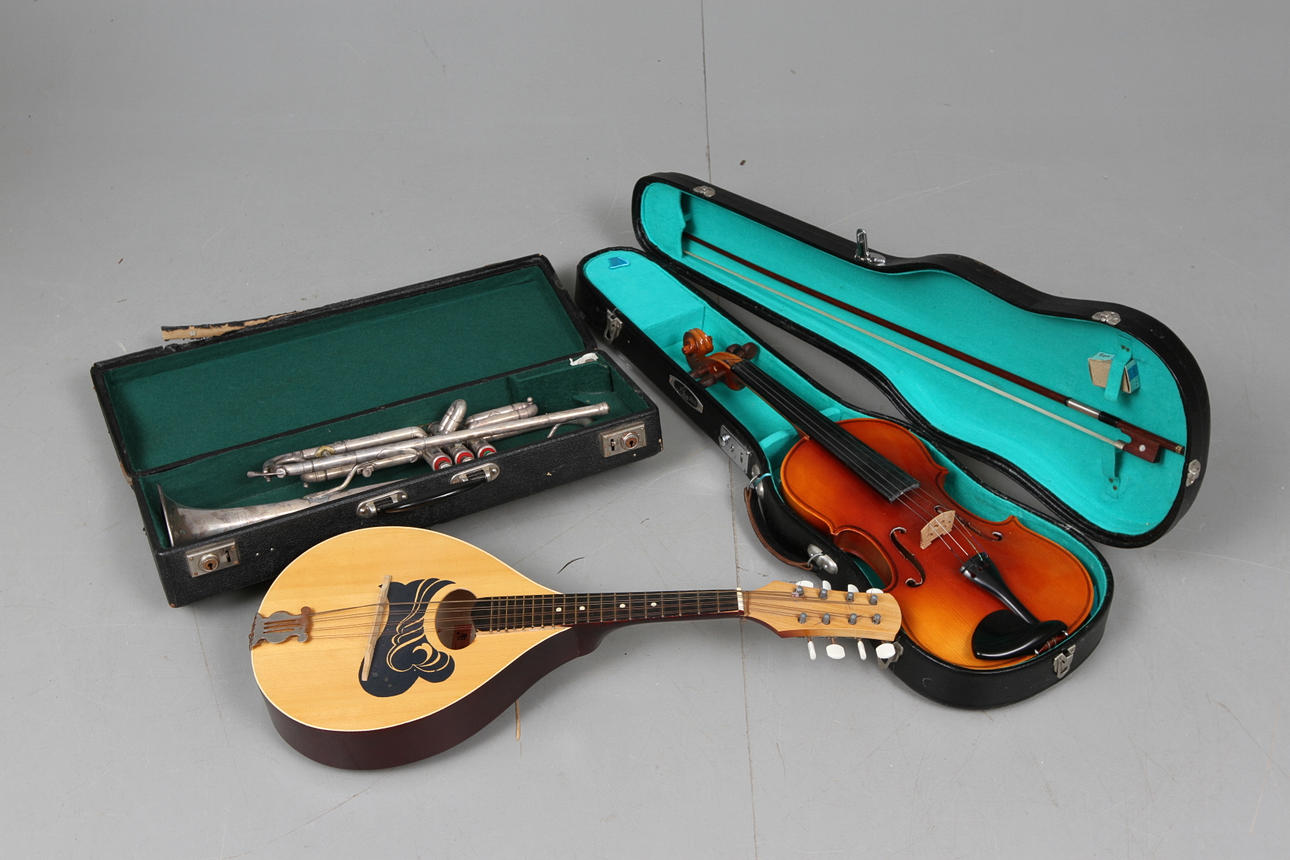 TRUMPET, FIOL samt MANDOLIN.