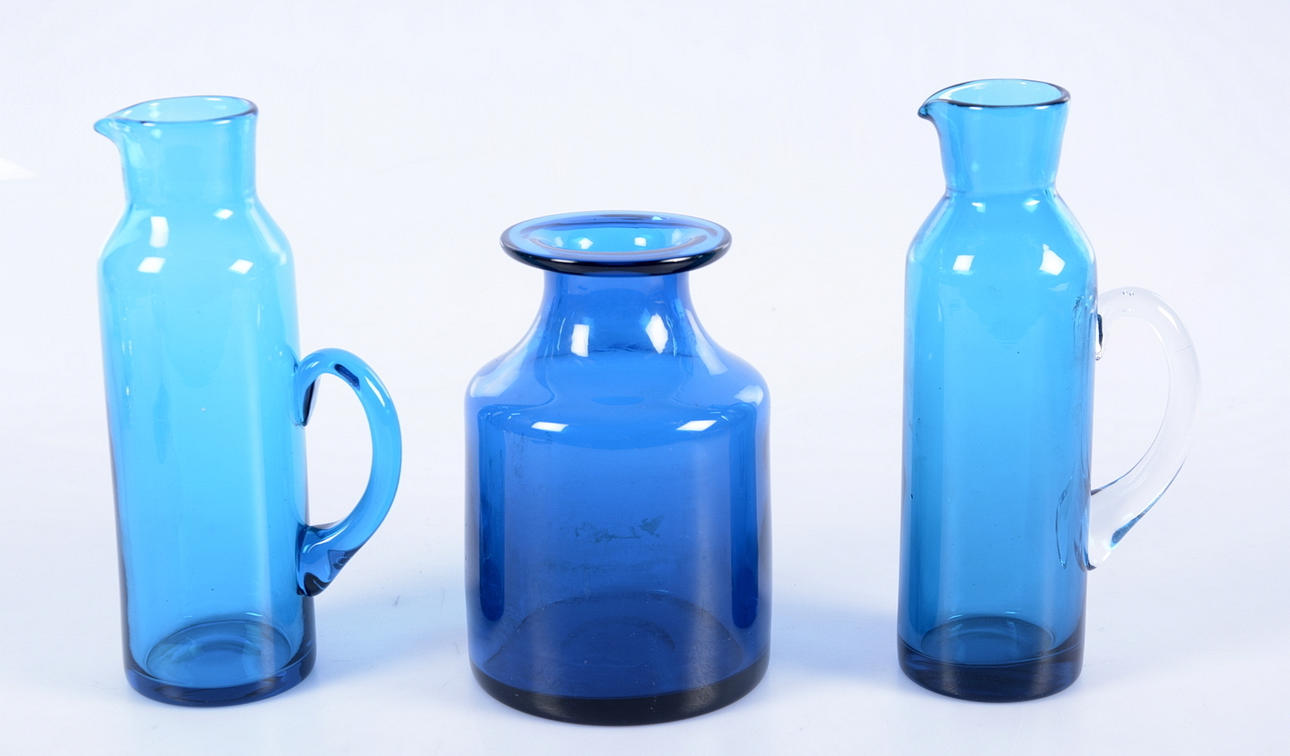 GLASFÖREMÅL, 3 delar, 1900-tal.