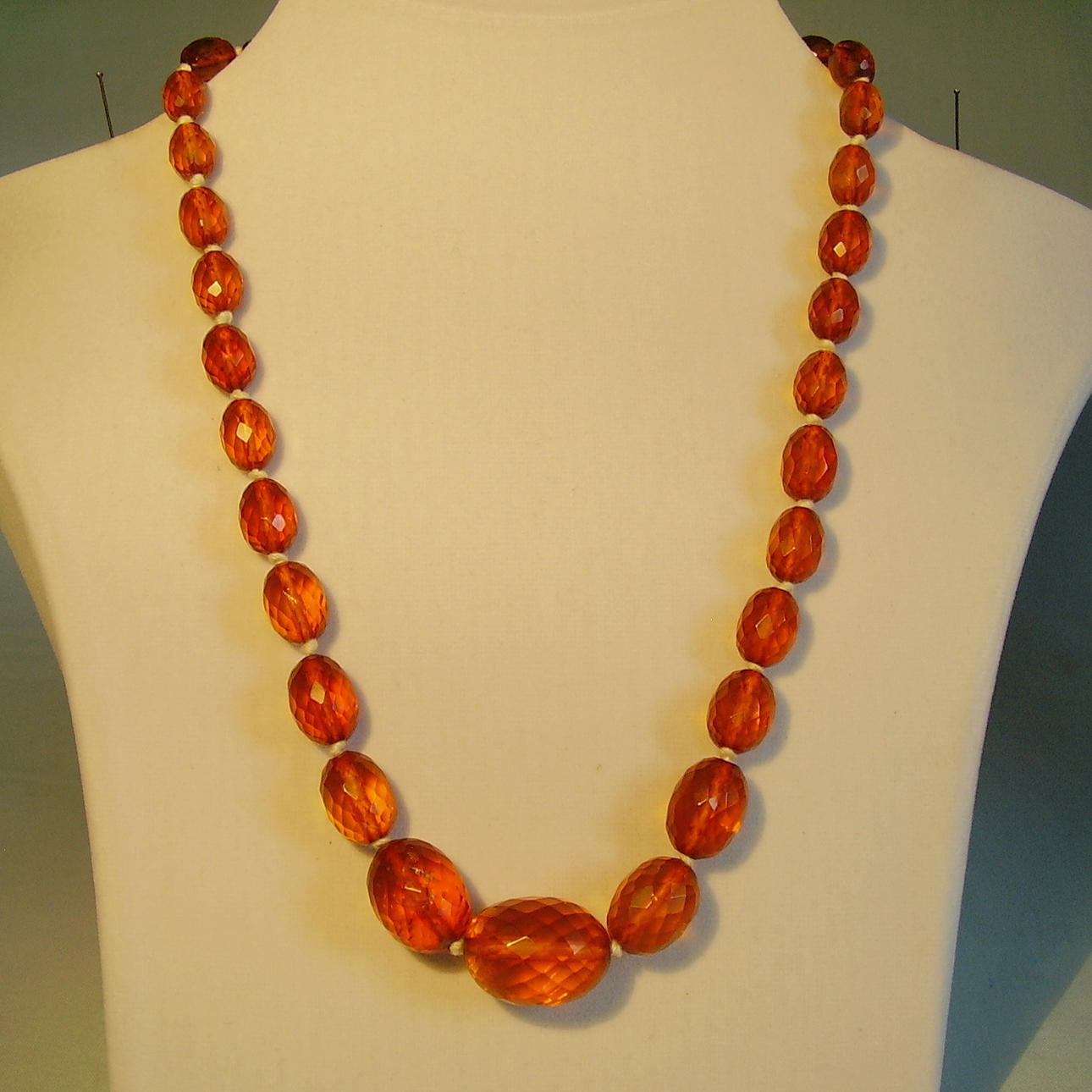 BERNSTEIN KETTE FACETTIERT, Königsberg, um 1930.