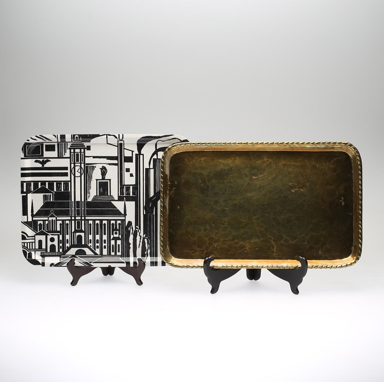 PLATOS, 2 piezas, latón y madera, 1900s/2000s.