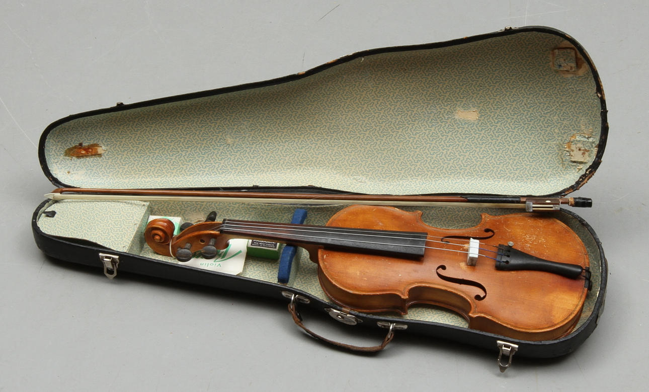 VIOL, med stråke i fodral, 1900-tal.