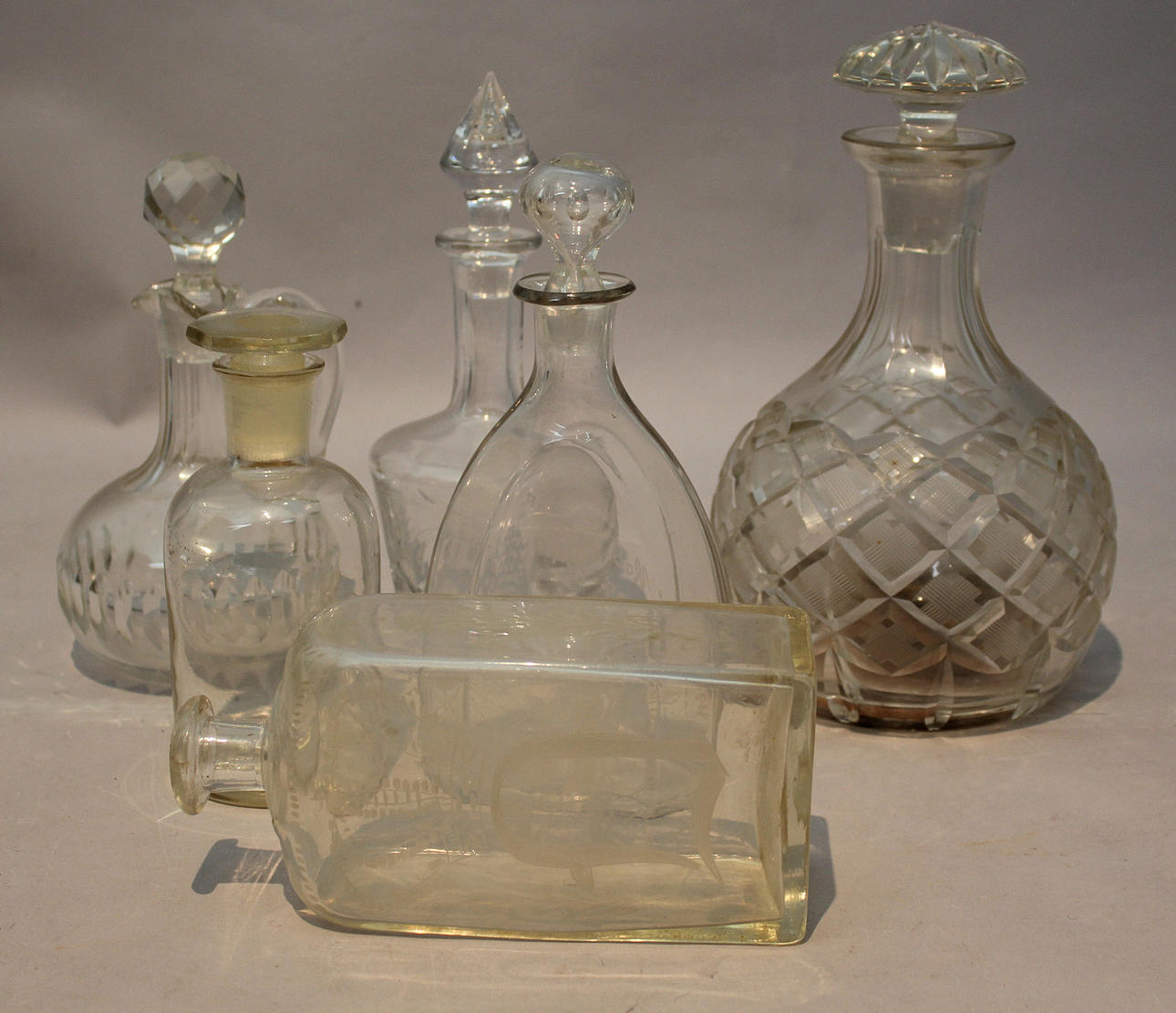 PARTI KARAFFER (6). Bl a en med speldosa. 1800-1900-tal.