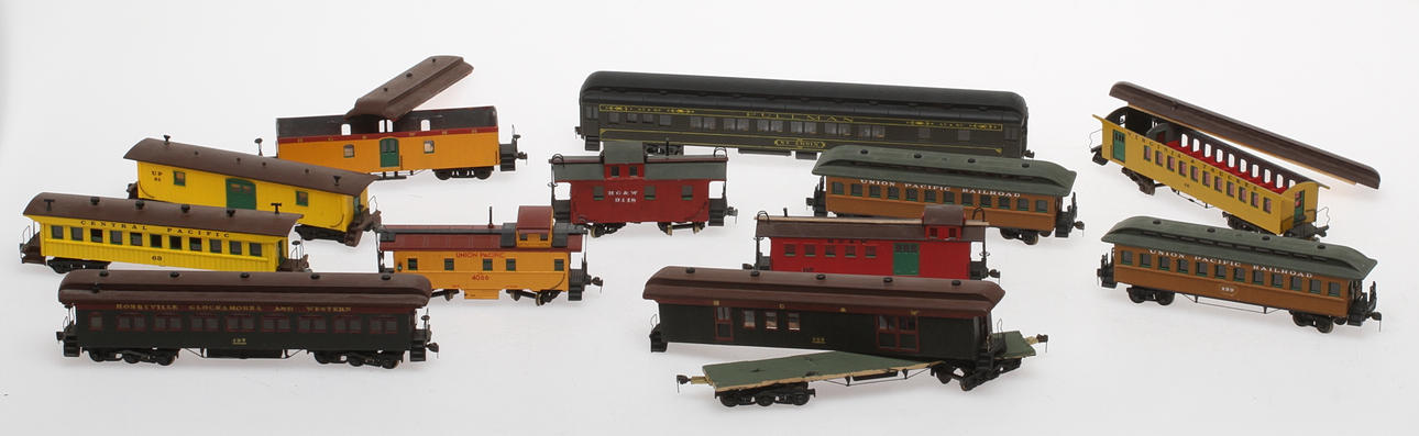 MODELLTÅG 12 Personvagnar och Caboose mestadels fina hemmabyggen samt Rivarossi med mera, amerikanska förebilder i metall, plast och trä.