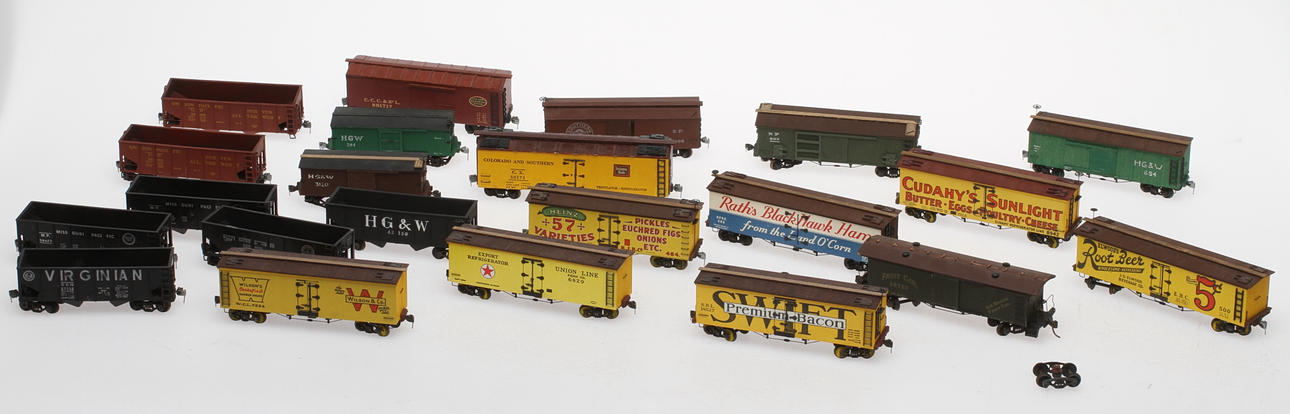 MODELLTÅG 22 godsvagnar mestadels fina hemmabyggen samt Varney med mera, amerikanska förebilder i metall, plast och trä.