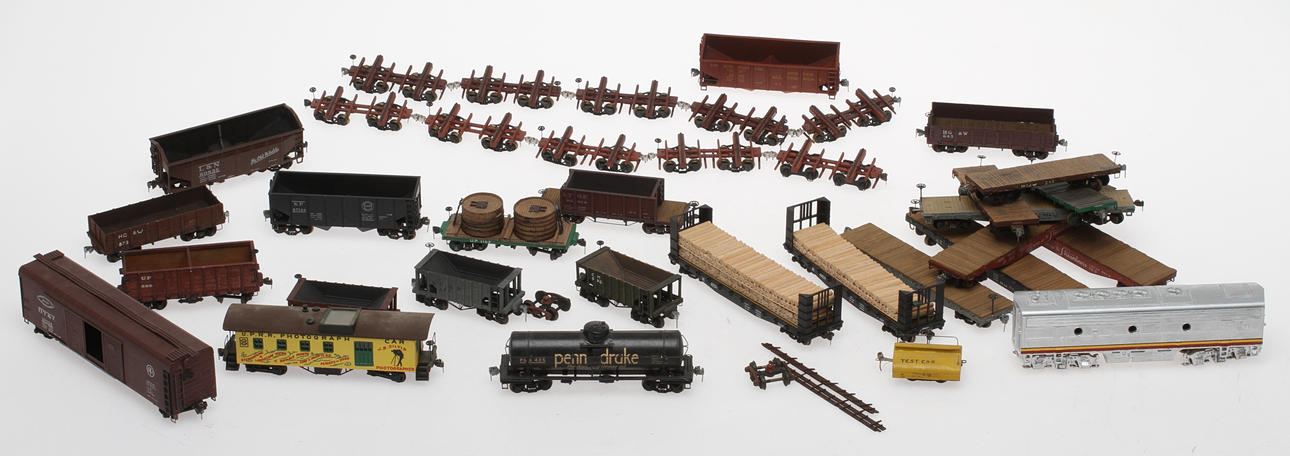 MODELLTÅG cirka 35 godsvagnar mestadels fina hemmabyggen samt Varney och Rivarossi med mera, amerikanska förebilder i metall, plast och trä.