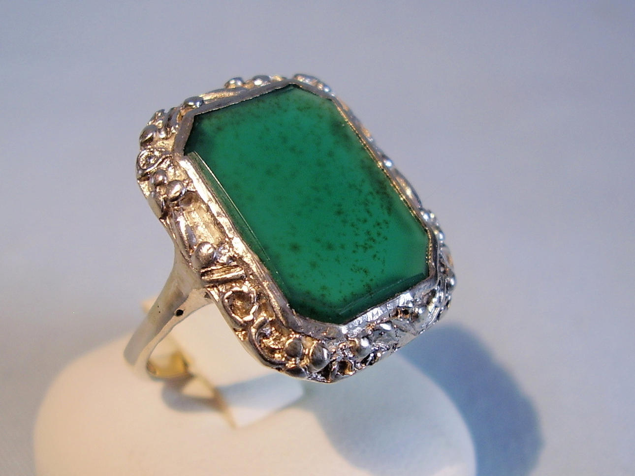 JUGENDSTIL RING MIT GRÜNACHAT.