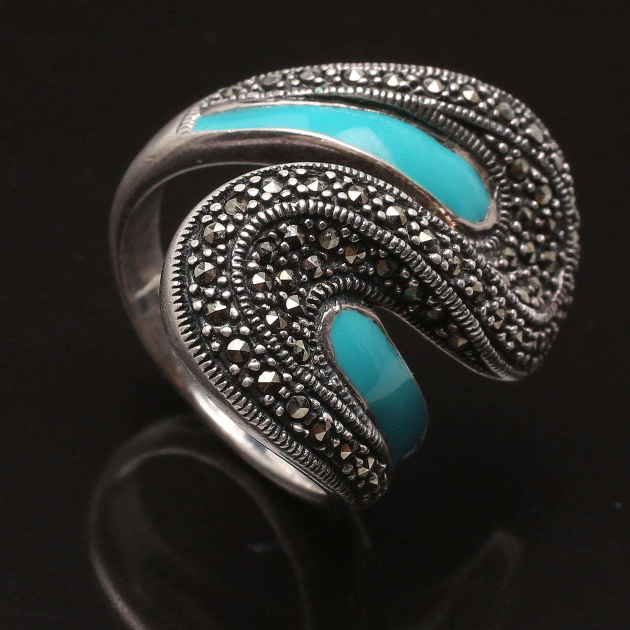 RING i silver med asymmetrisk form.