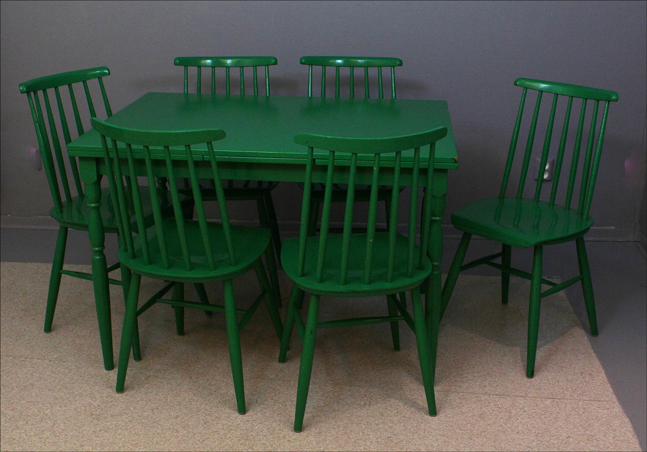 KÖKSBORD med klaffar + 6 stolar grönmålade, Troligen Bröderna Wigell.(7). 1960-tal.
