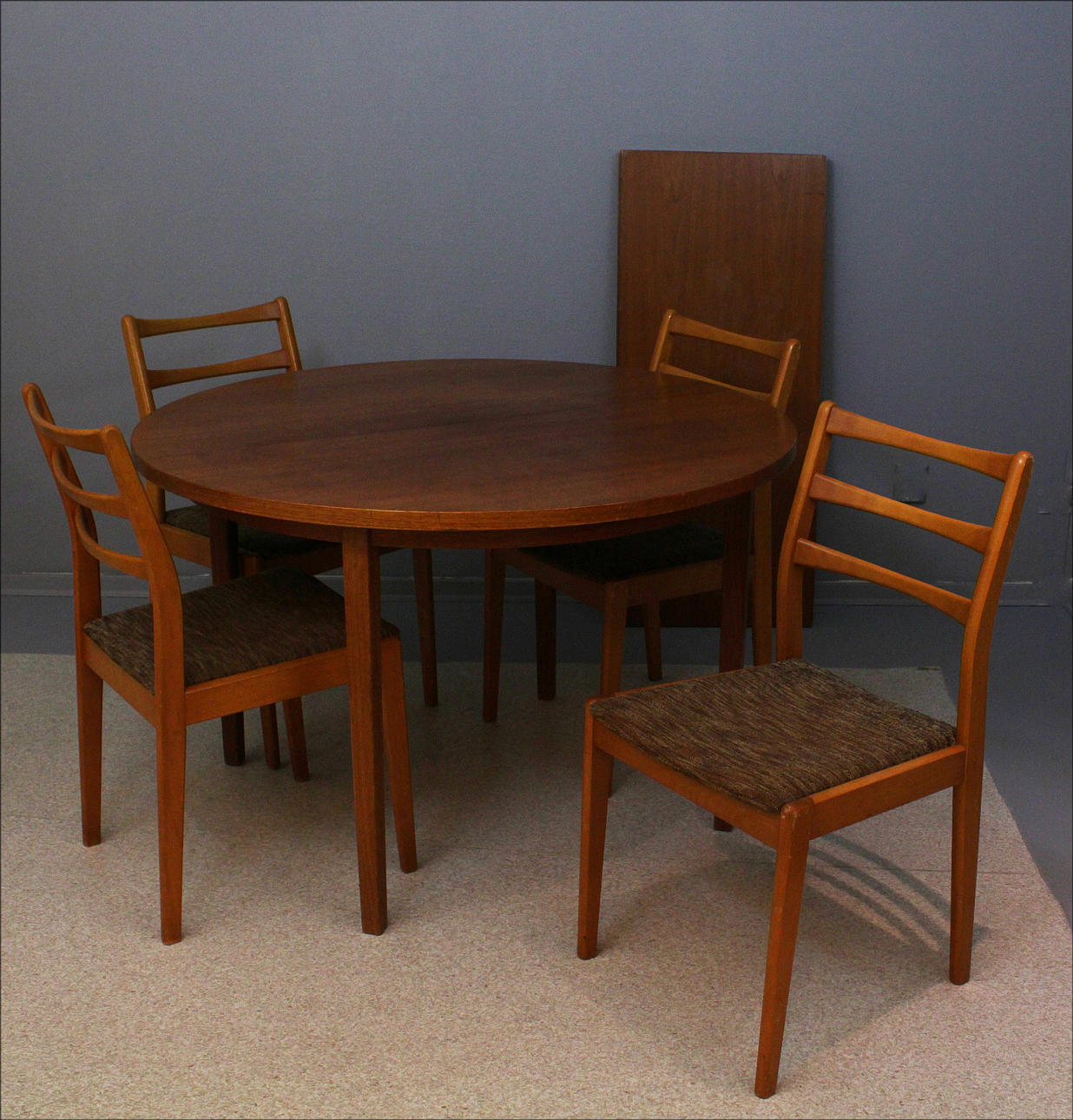 MATSALSBORD i teakfanér + 4 st stolar i teak betsadet bok samt 2 st iläggsskivor Troligen Bodafors, design Bertil Fridhagen!