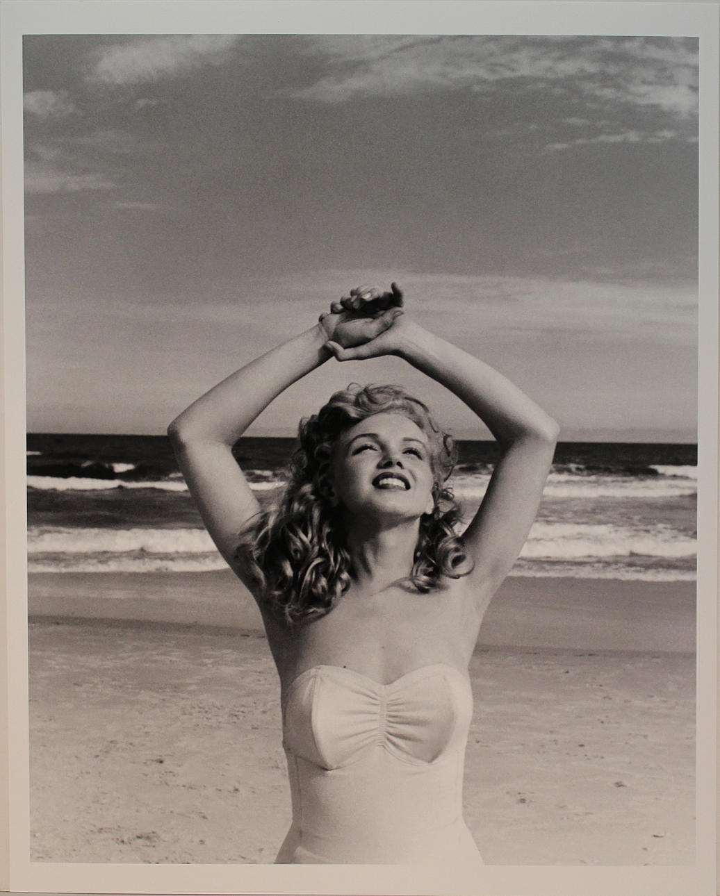 ANDRÉ DE DIENES. Marilyn Monroe på stranden. Fine art print. Stämpelmärkt á tergo och numrerad 133/200, daterad 16/5-2006.
