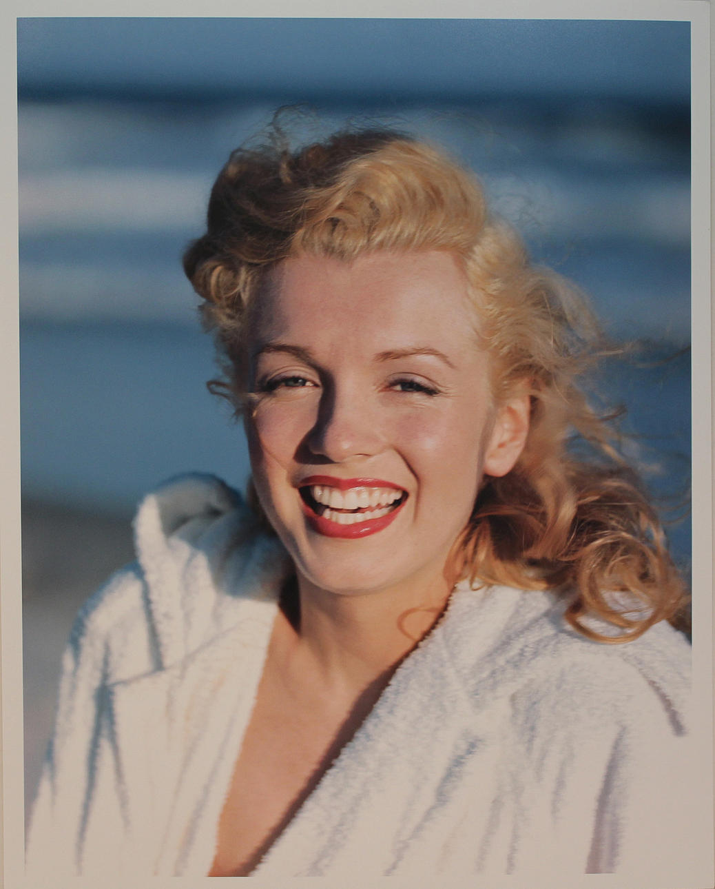 ANDRÉ DE DIENES. Marilyn Monroe i vit badrock. Fine art print. Stämpelmärkt á tergo och numrerad 128/200, daterad 16/5-2006.