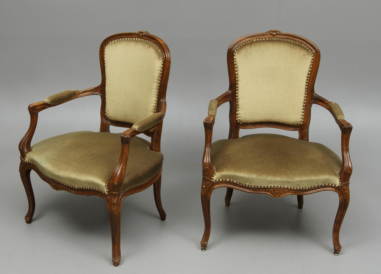 KARMFÅTÖLJER, 1 par, rokokostil. 1900-tal.