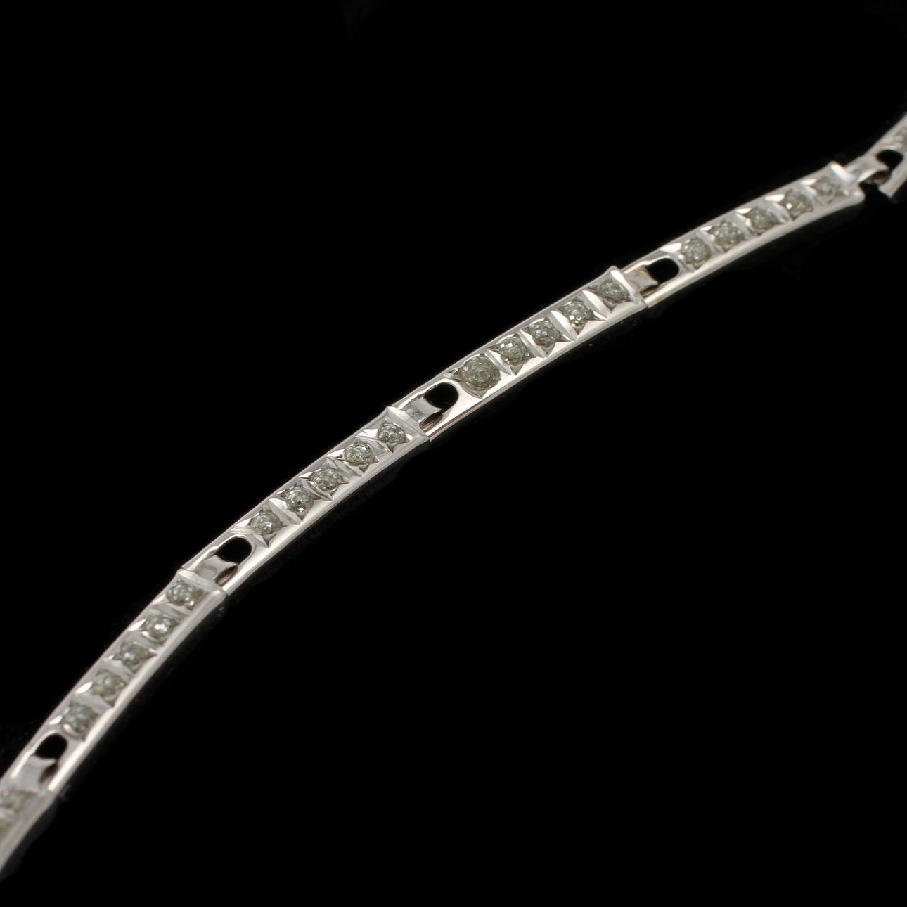 ARMBAND, 14k guld med 72 små diamanter, 2,3 gram.