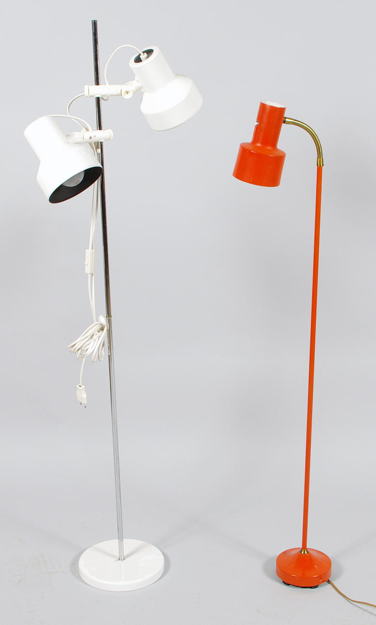 GOLVLAMPOR, 2 stycken, lackerad plåt.