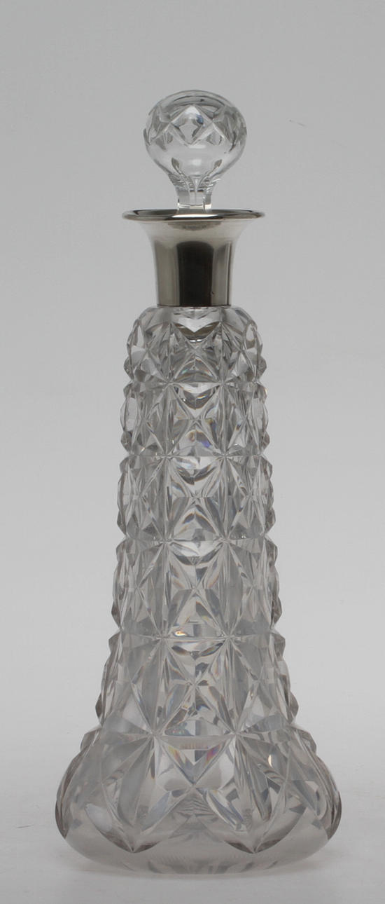 KARAFF, med silverkrage, glas, England.