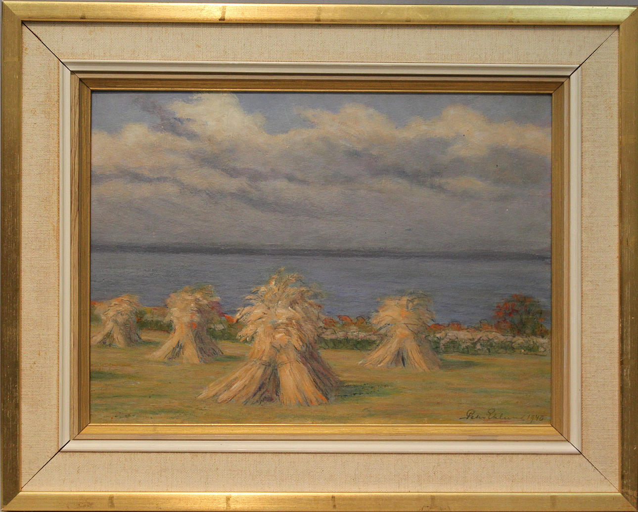 PER EKLUNDH. Åkerlandskap med höstackar. Olja på pannå. Signerad och daterad 1940.