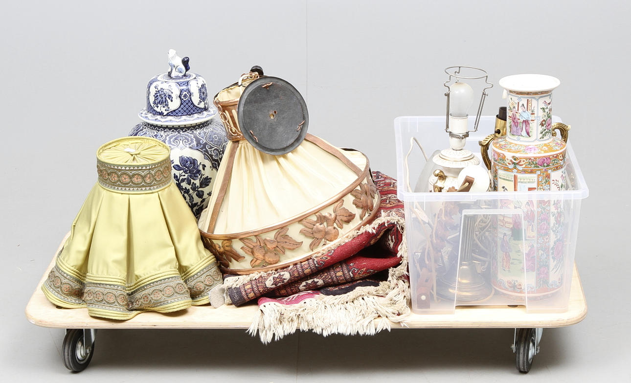 DIVERSE, 1900-tal, bl.a. mattor, lampor, urnor med mera.