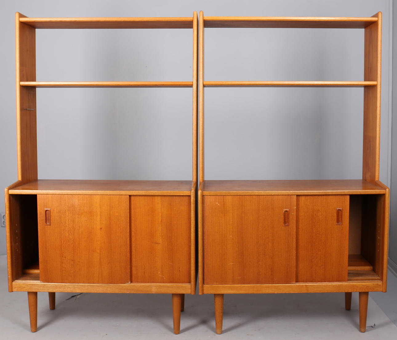 BOKHYLLA med underskåp i teakfanér (2), 1960-tal.