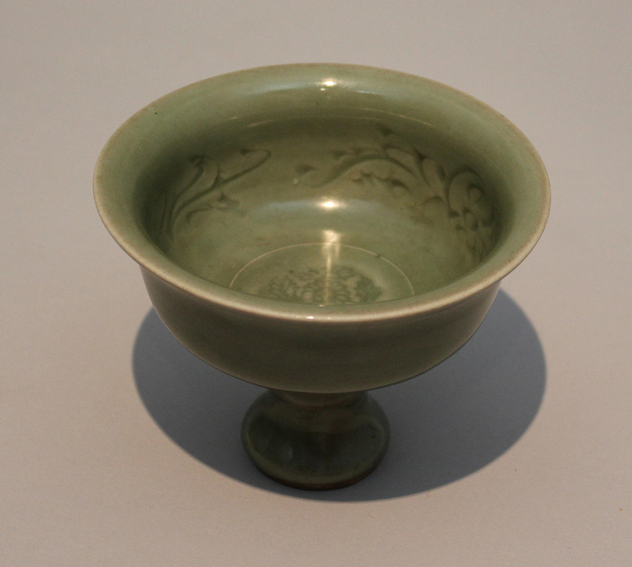 SKÅL PÅ FOT med gröngrå glasyr. Ming perioden 16-1650-tal. Kina.